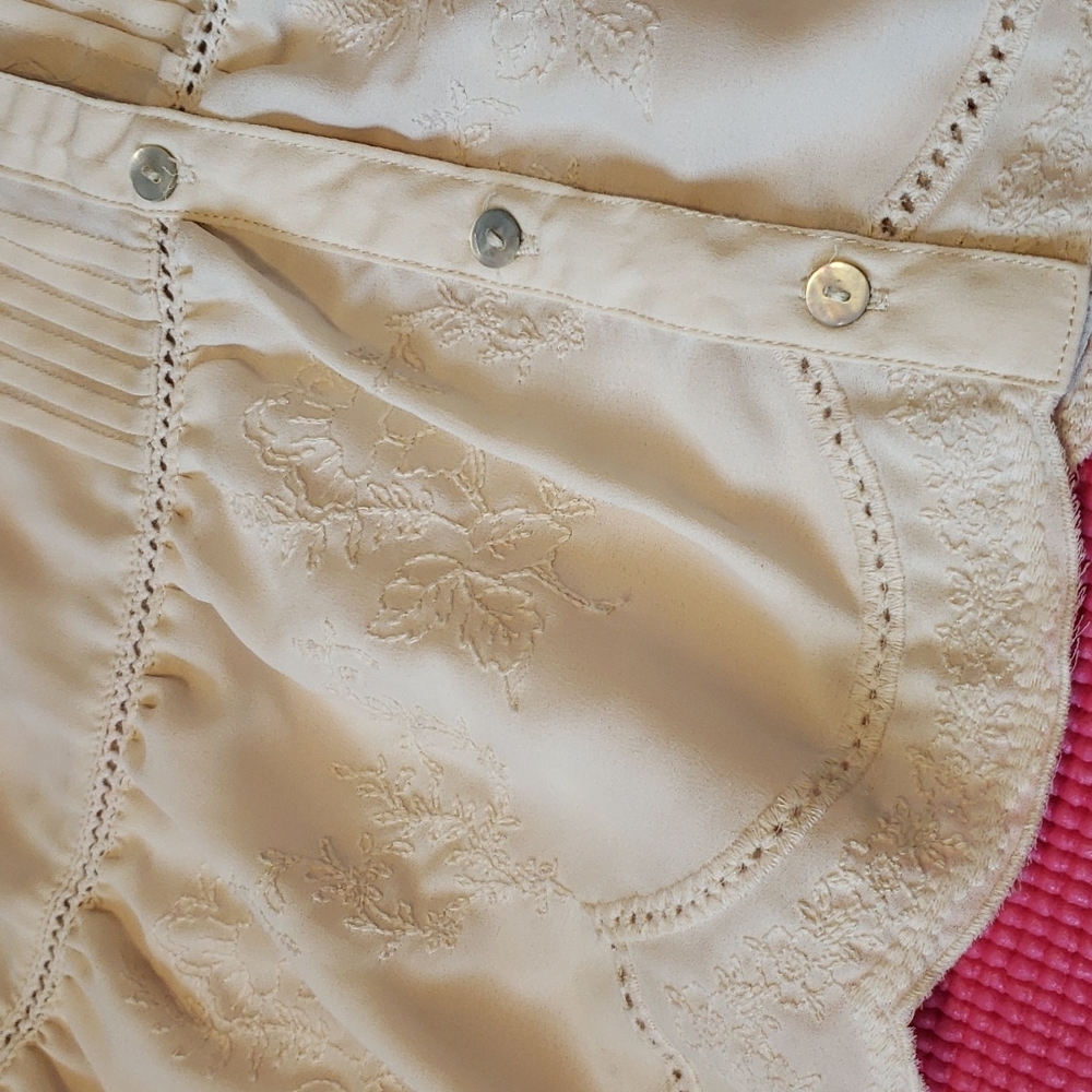 Sleeveless Ruffle Blouse - Picture 3 of 5